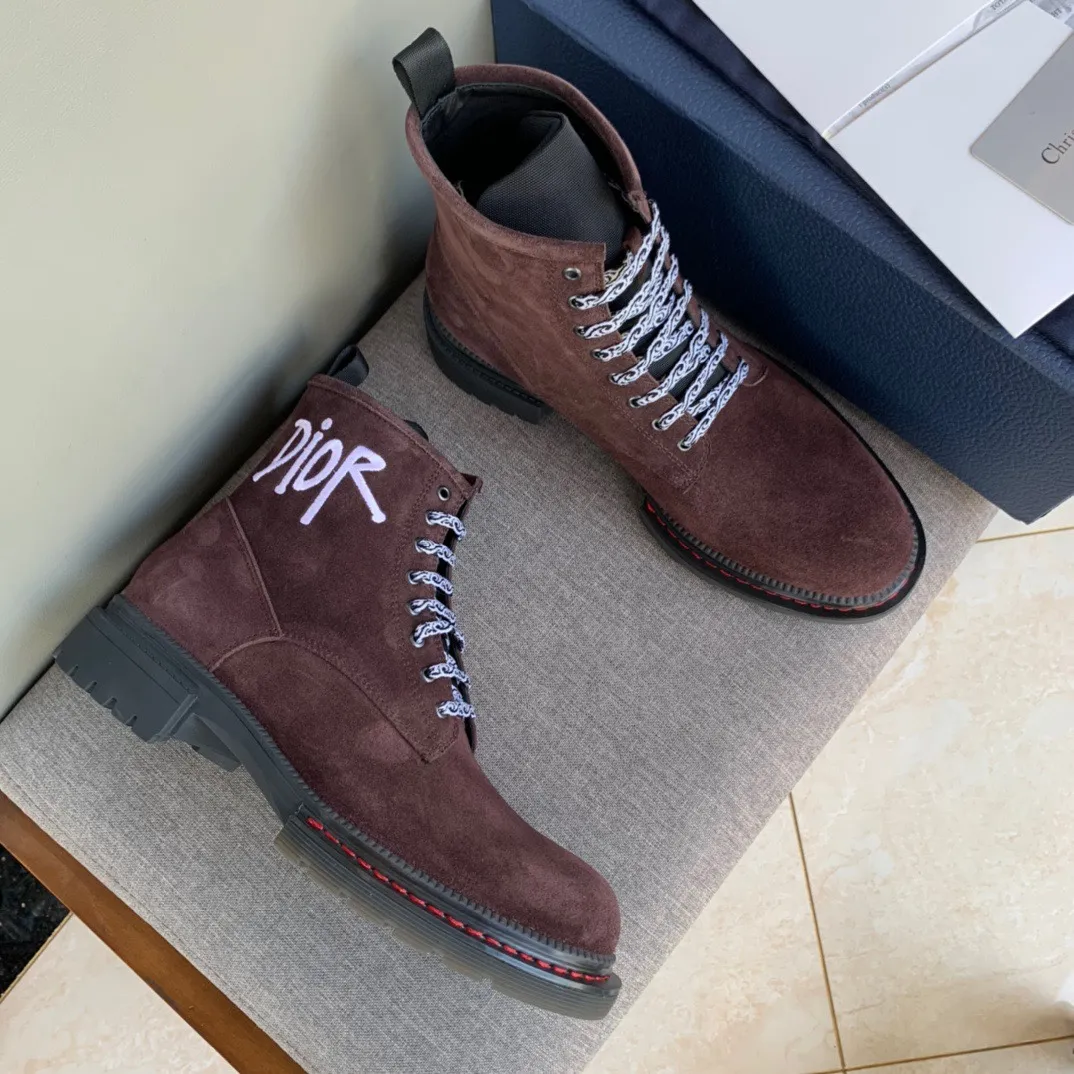[DIOR] Top P: 1000💰 Number of yards: 39~44 (38.45 custom-made, non-refundable) Dior Dior~ Winter series, original 1:1 development Casual men's leather shoes Heavy investment, shoes and boots are made of imported cowhide + imported Dior special fabric Not easy to deform black cowhide lining Dior large hardware inlay Original TPU vacuum outsole, black cowhide Black open edge beads Military green suede Black suede Khaki suede leather is crafted by a large factory, and the perfect product is only prepared for you who know your taste! Any comparisons are welcome.